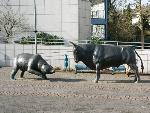 "Bulle und Bär", Bronzeskulpturen von Norbert Marten, Viesen, Foto: © Th. Goldberg 