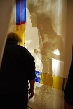 Norbert Marten beim Einbau des kinetischen Objektes im Pius Hospital, Oldenburg