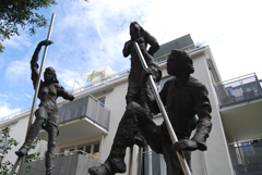 Bronzeskulpturen "Stelzenläufer" von Norbert Marten, Westerstede